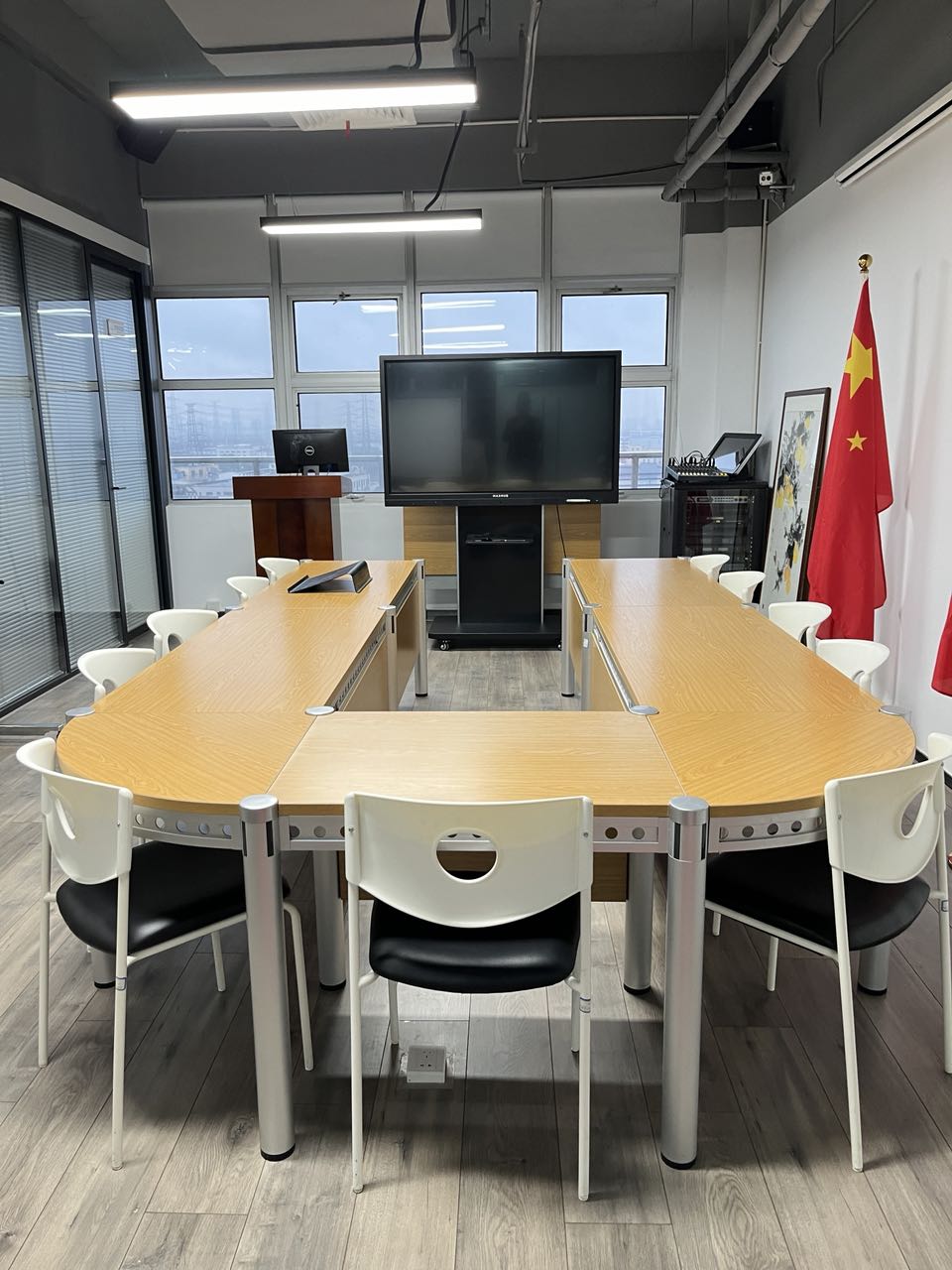 1716892409357314.jpg 会议室.jpg